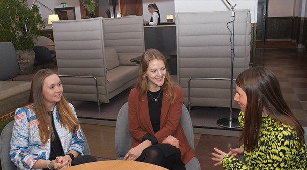 Tre yngre kvinder på deres arbejdsplads